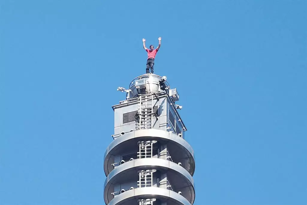 Alex Honnold successfully climbed 1,667-foot, 101-story, Taipei 101, without any gear (I-HWA CHENG / AFP via Getty Images)