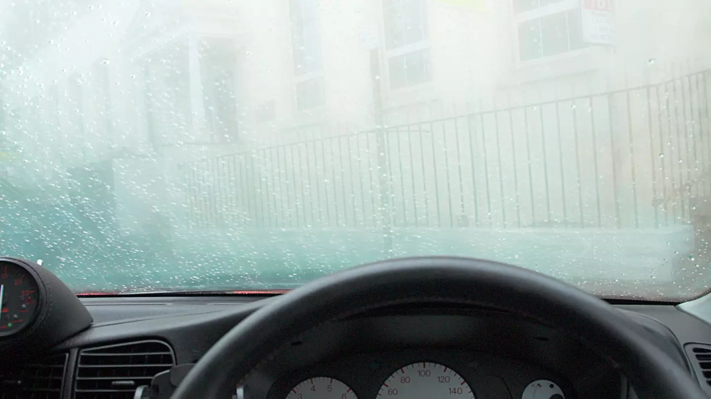 Idiotic Driver Tried To Get Away With Tiny Porthole In Frozen Windscreen