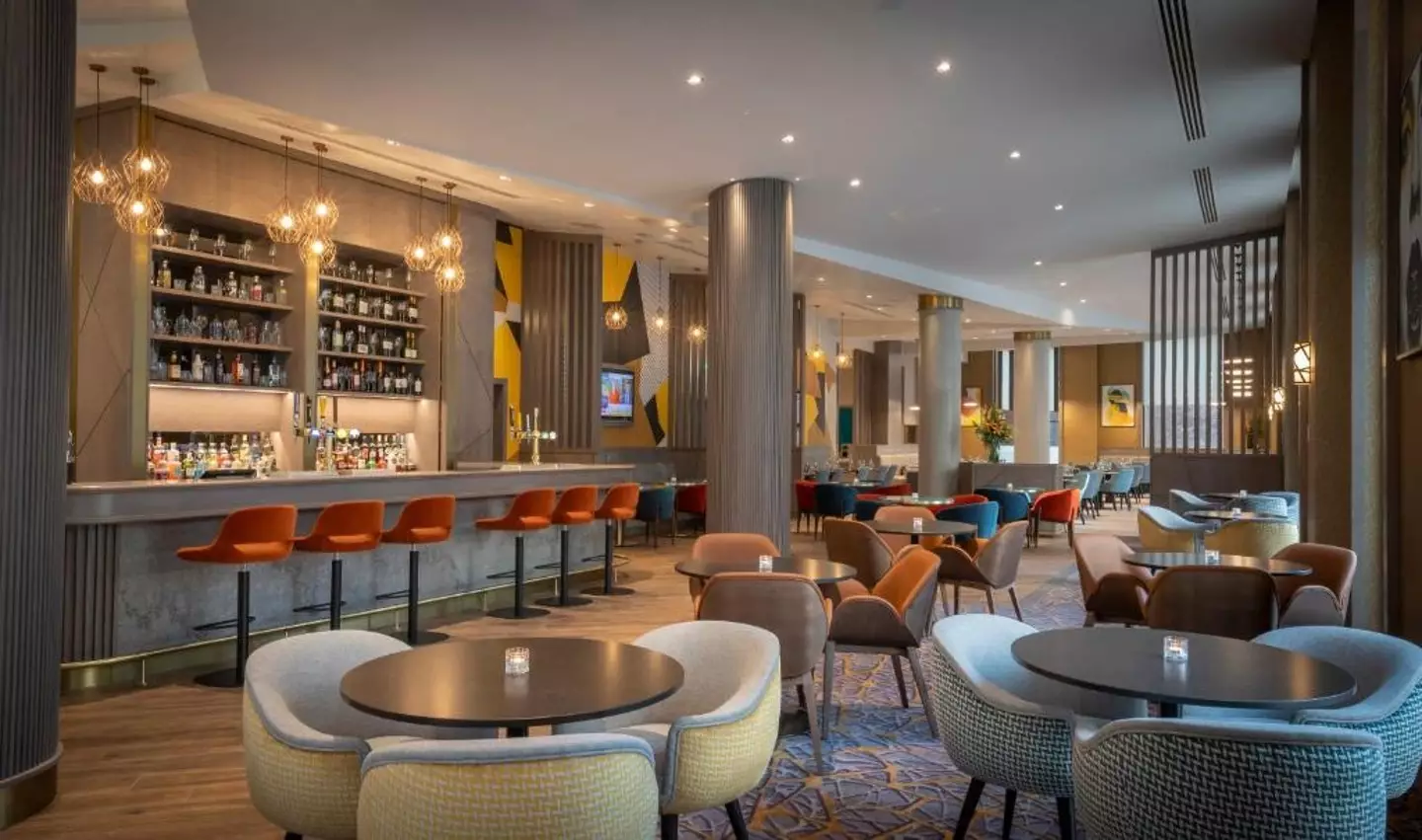 Lobby and bar area in the Maldron Hotel Manchester City (Booking.com)