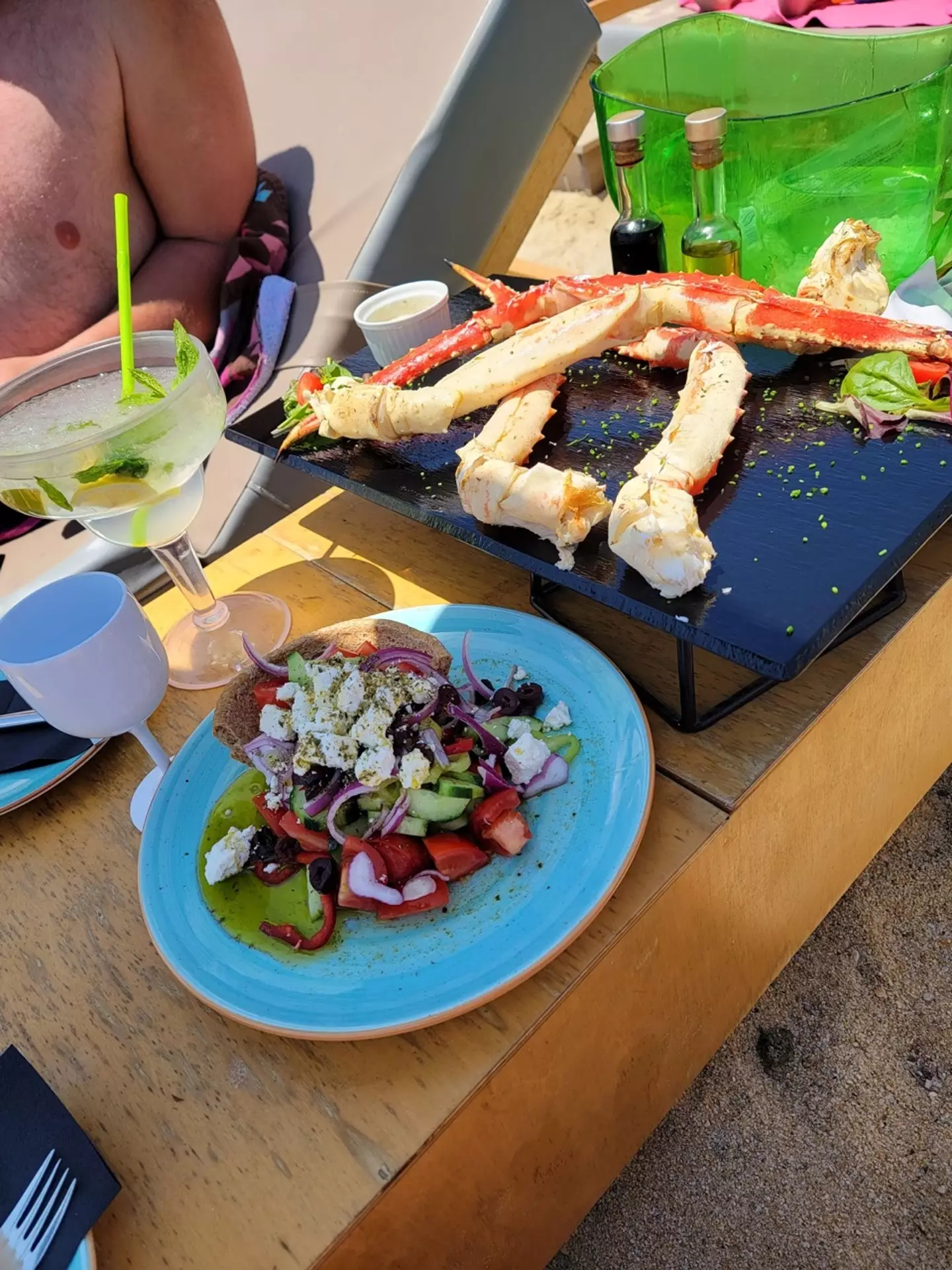 Tourists are absolutely fuming after being made to pay upwards of £700 for two drinks, four crab legs and a salad at a notorious restaurant in Greece.