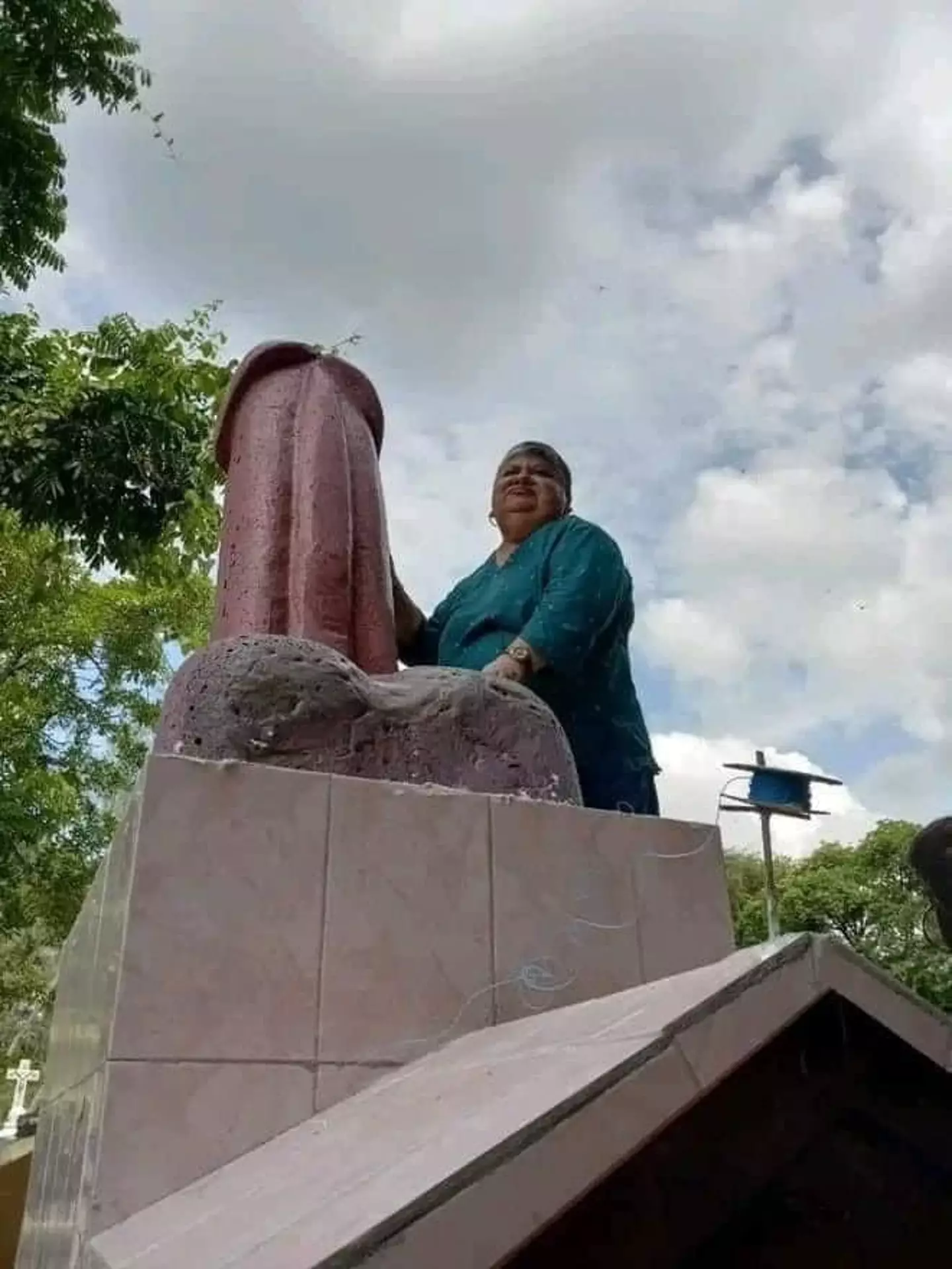 The penis monument on Catarina Orduña Pérez's grave.