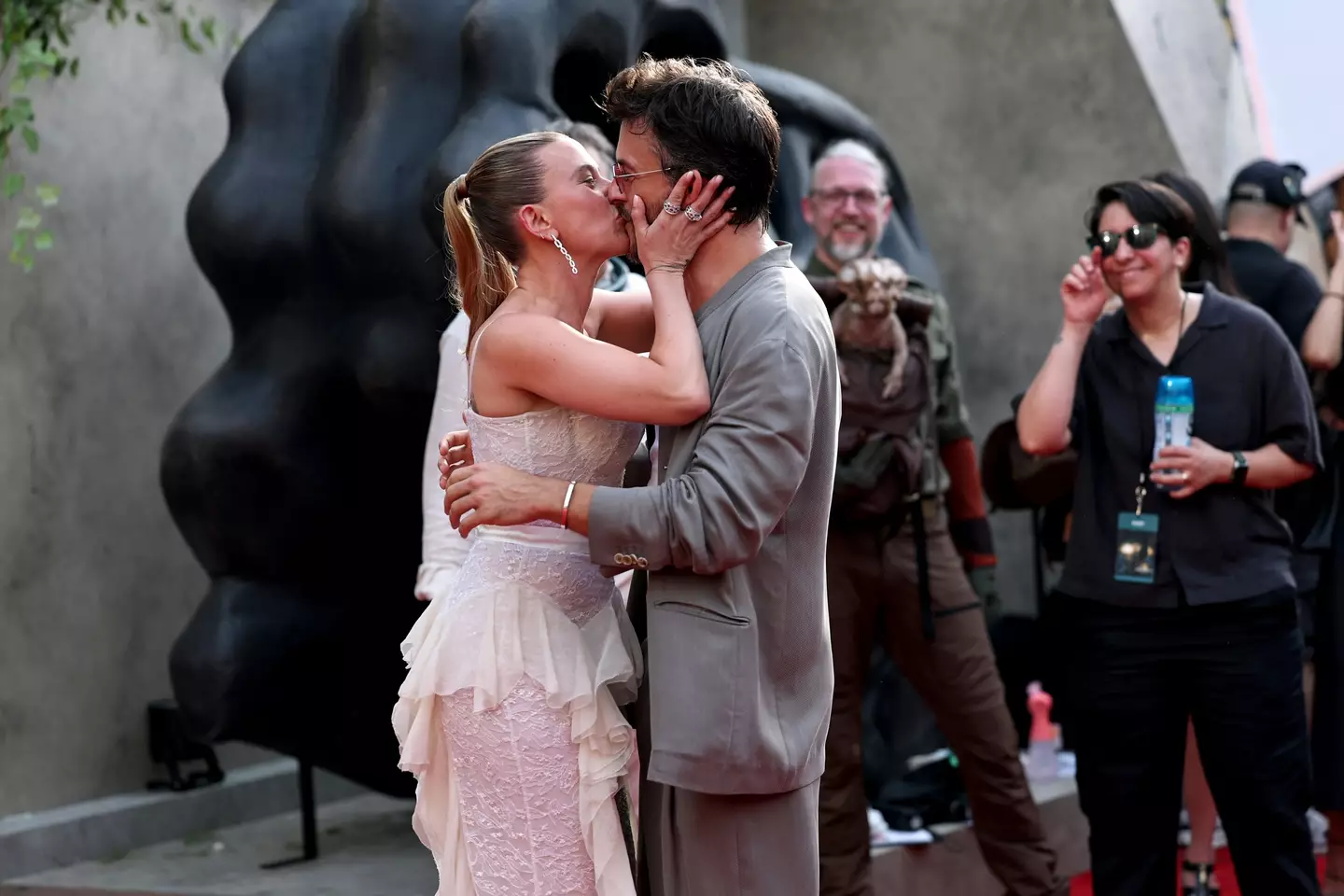 Scarlet and Jonathan kissing hello on the red carpet (Jamie McCarthy/Getty Images for Universal Pictures and Amblin Entertainment)