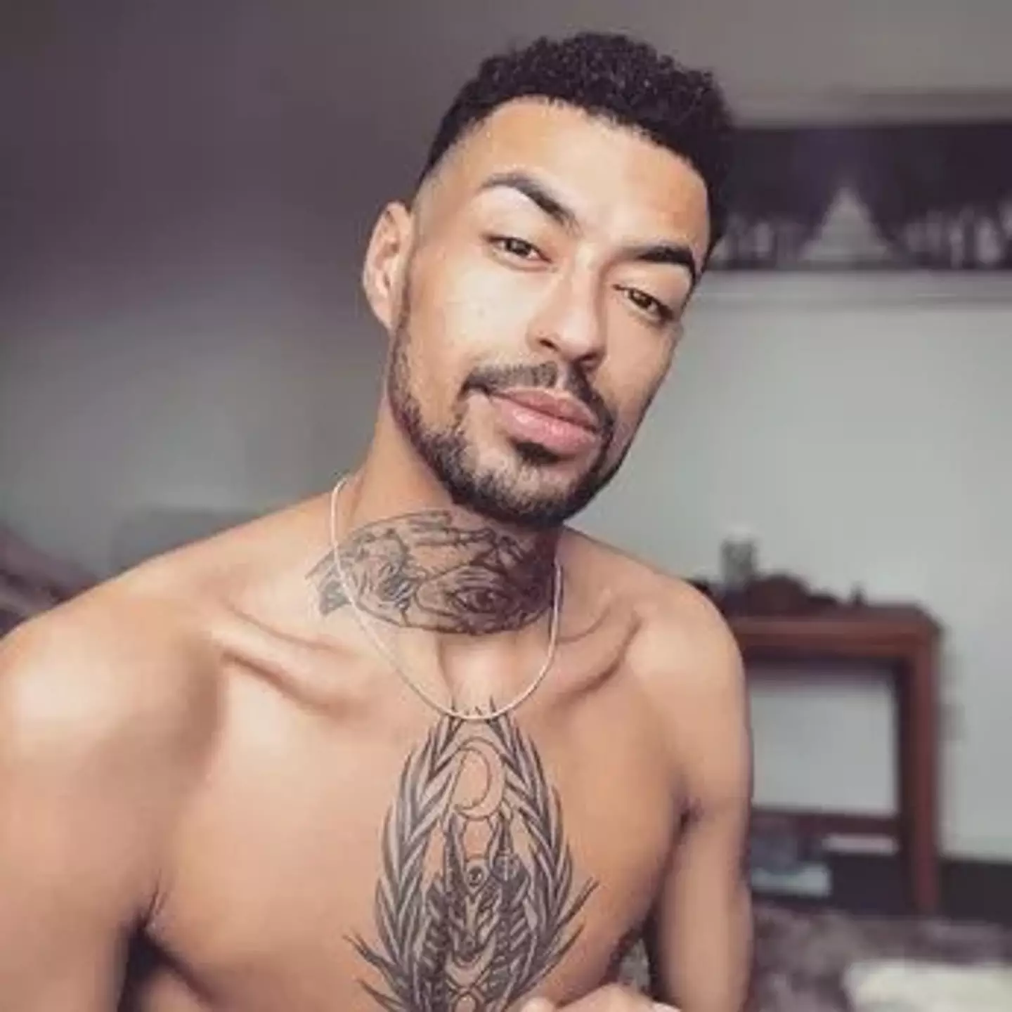 Hezron had to deal with the awkward moment (Instagram/@hezron.ste1994)