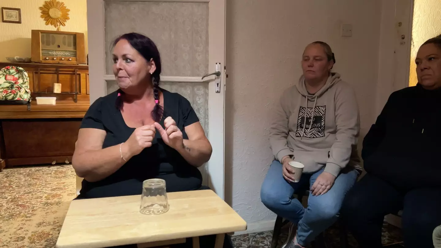 'Piano' fingers, Lisa says (LADbible)