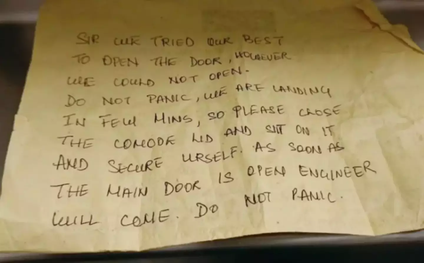 A note written by the cabin crew (X/@Bildagentur-online)