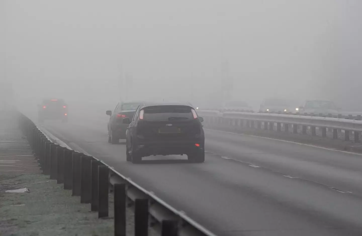 Experts recommend to avoid driving in freezing fog if possible.