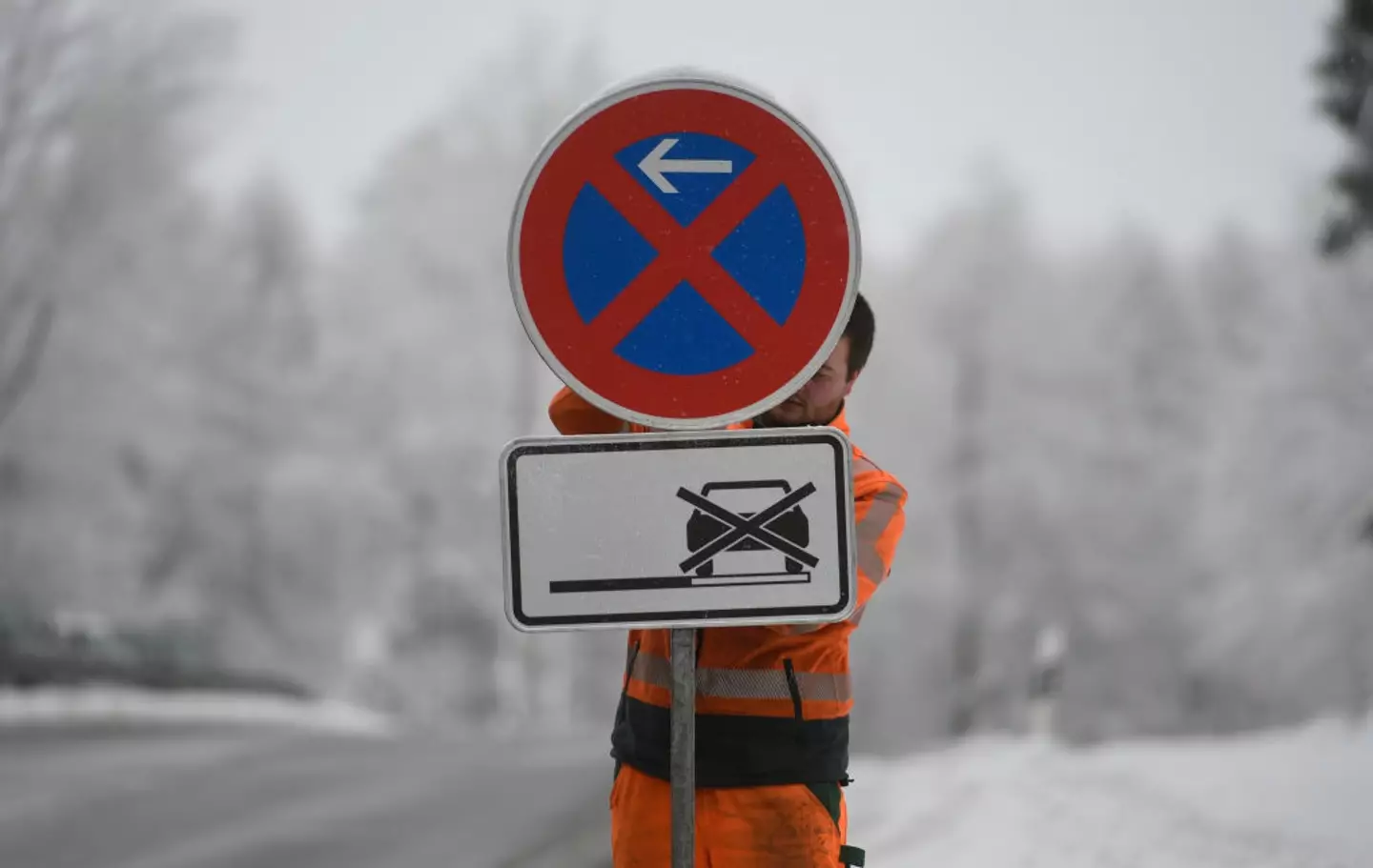 It's easy to get the two signs mixed up. (INA FASSBENDER/AFP via Getty Images)