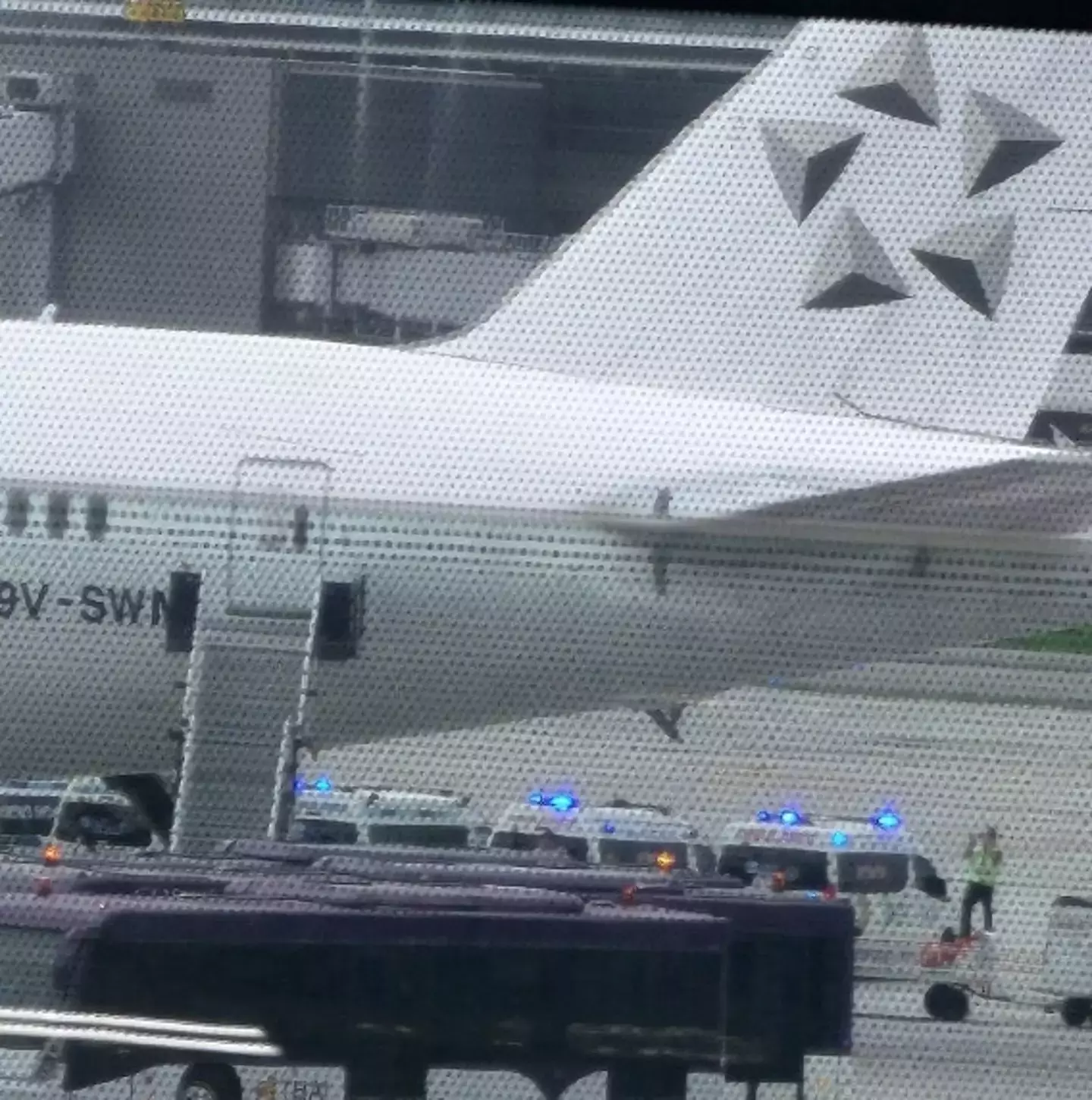 Ambulances drove onto the runway. (X/@tinchok555)