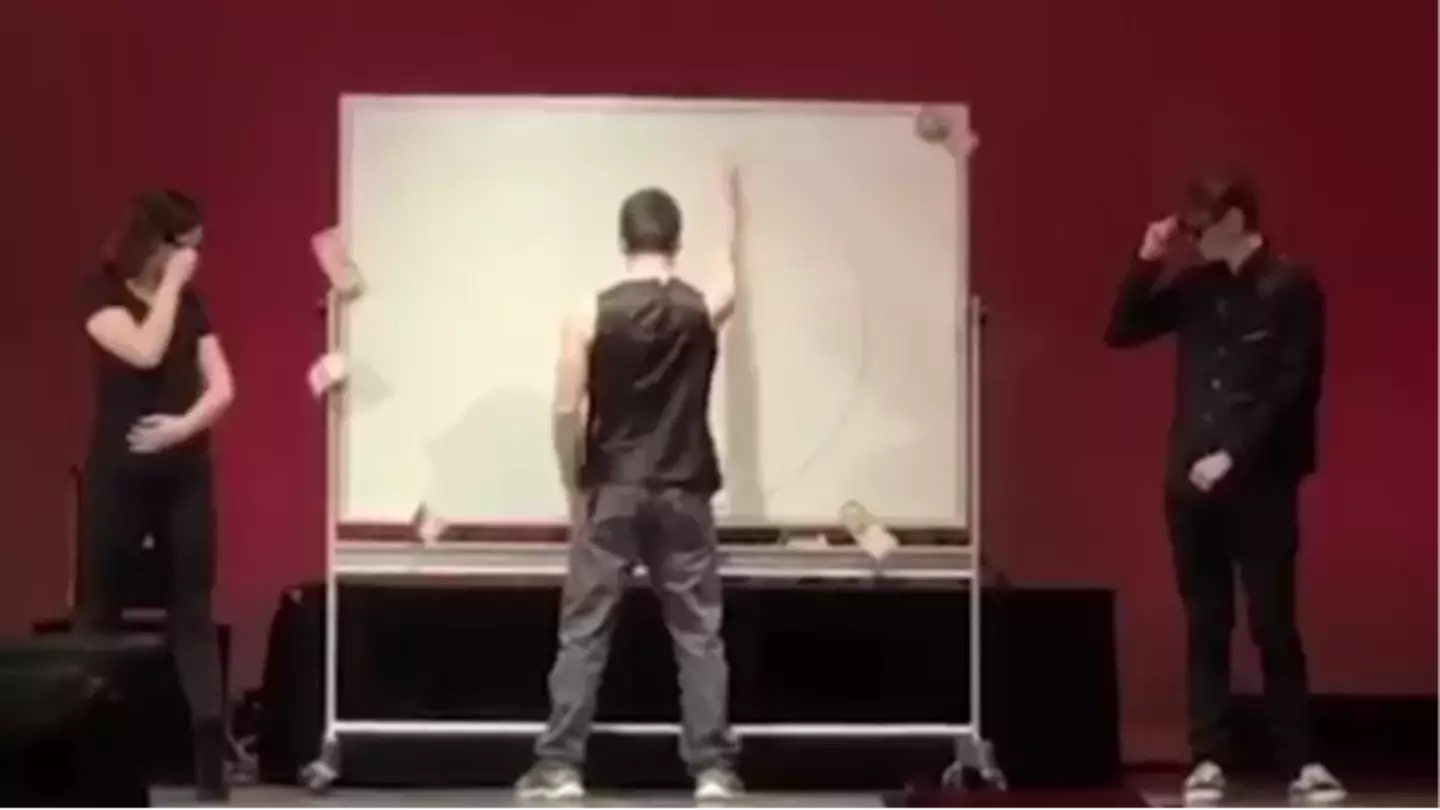 Audience fall in shock as guy draws the perfect circle