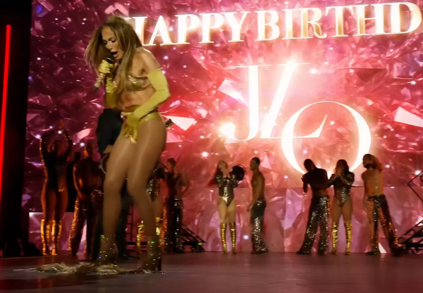 Her skirt slipped off (YouTube/Jennifer Lopez)