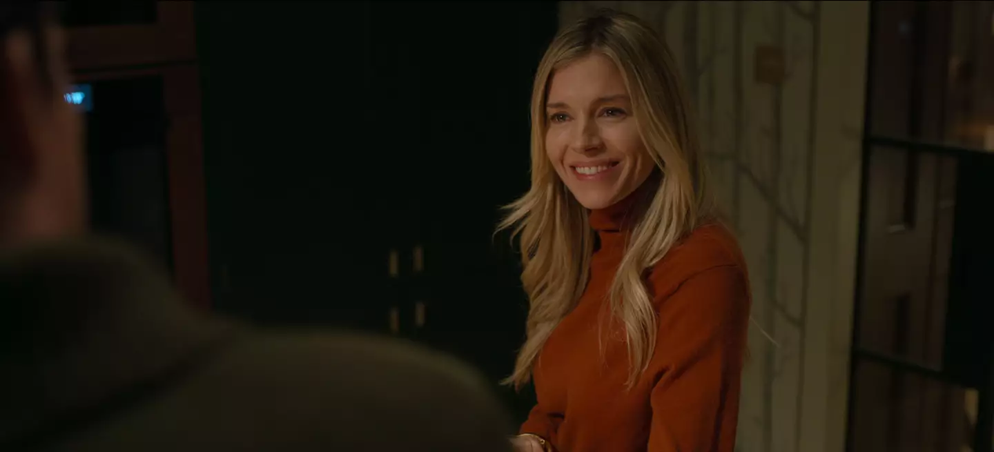 His wife Sophie (Sienna Miller) decides to support him and stands by her husband throughout the trial.