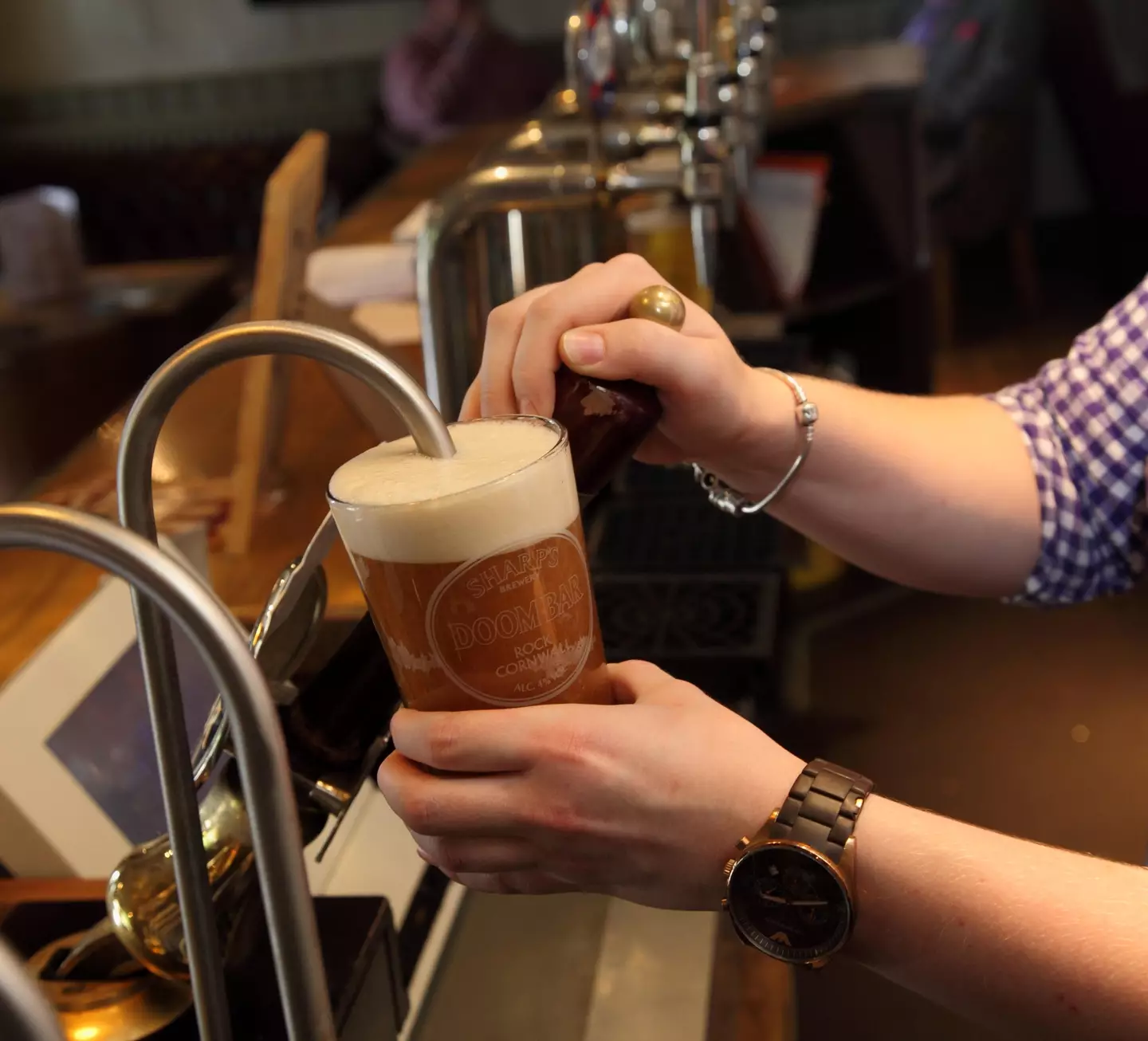 The Guidance Notes on the Dispense of Draught Beer by Free Flow and Hand Pull encourage customers to request a top-up if not fully satisfied with their pint.