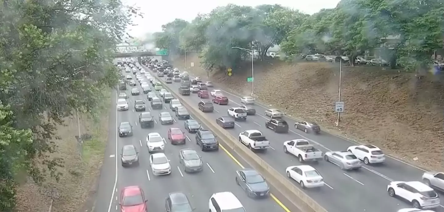 Hawaiians were urged to avoid coastal areas and evacuate to higher ground (GoAkamai/Hawaii Department of Transportation)