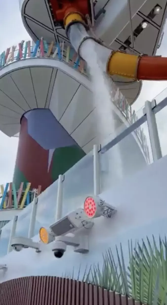 The passenger 'sliced open' his leg on a waterslide (Storyful)