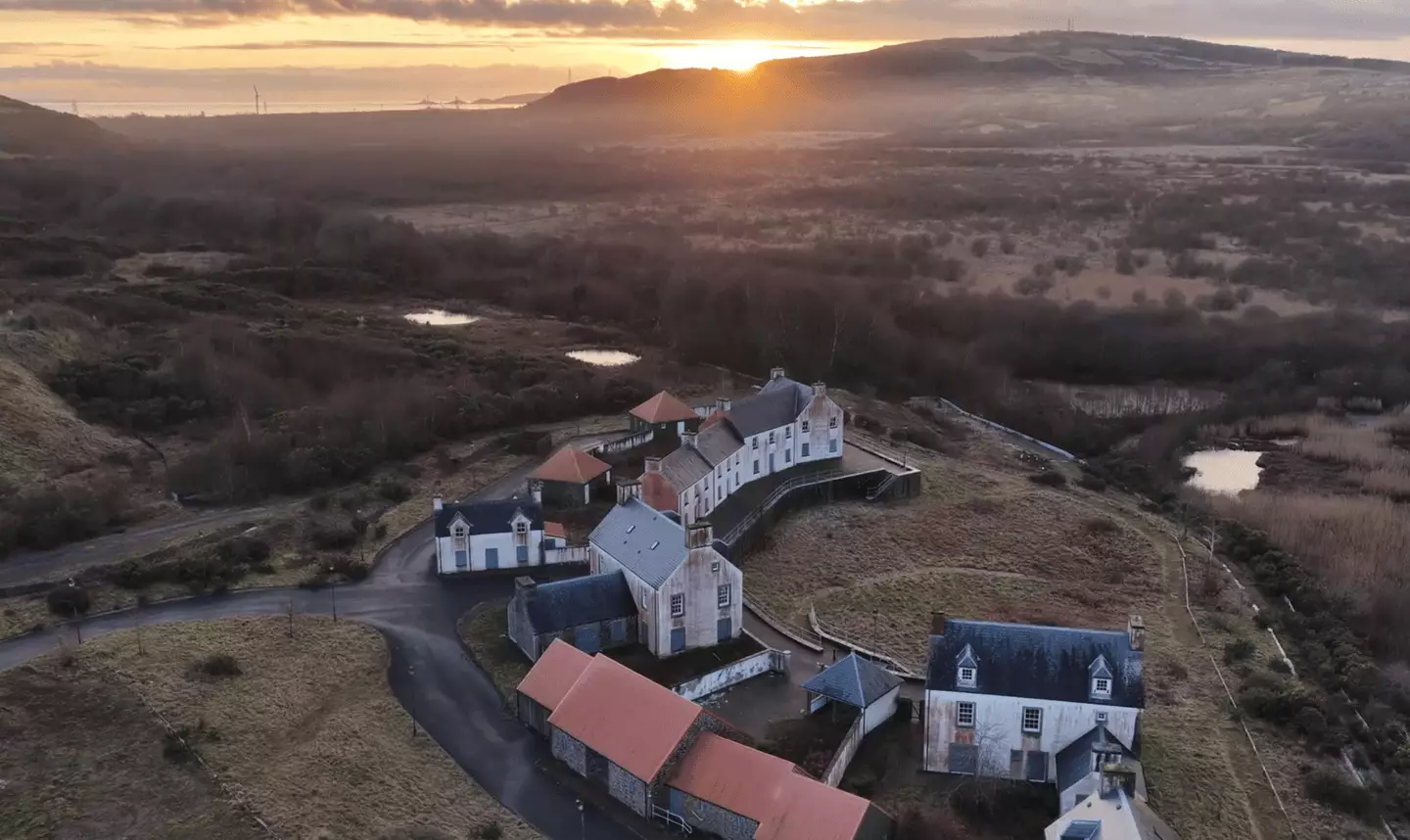 The roads of the village were never completed (WNS)