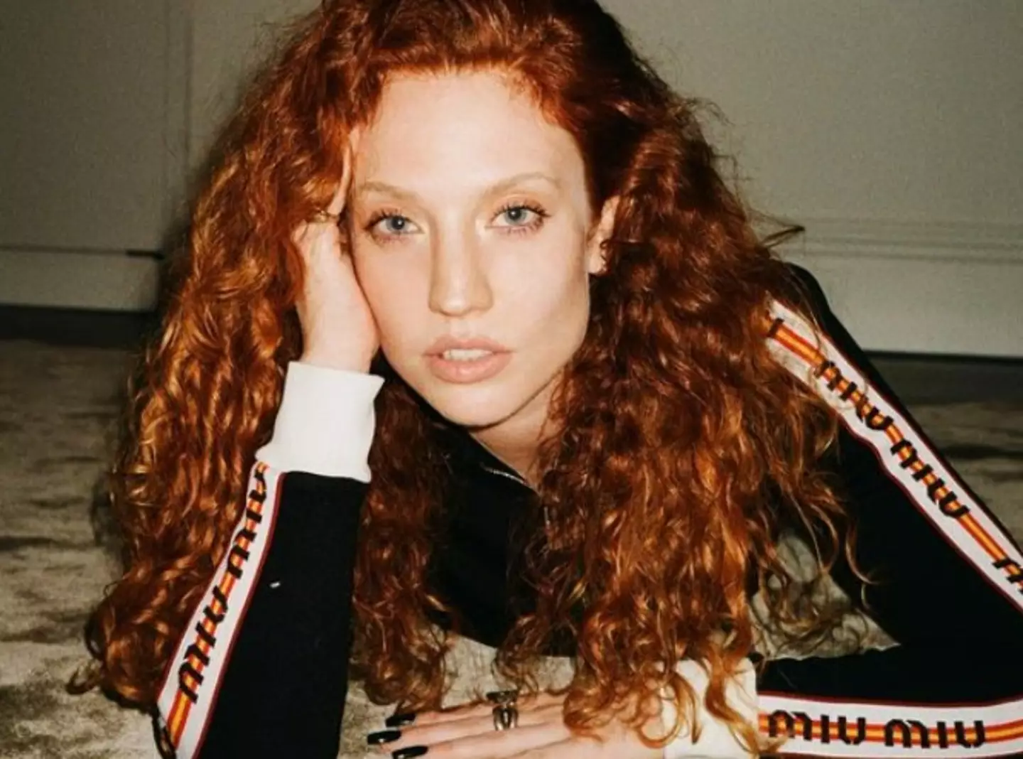 Jess Glynne has teased fans with a snippet of a new single.