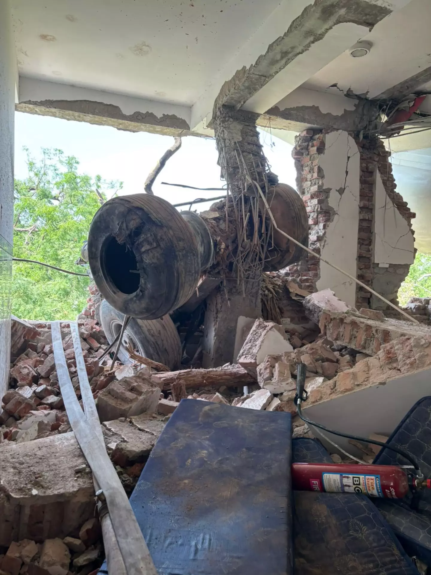 The aircraft crashed into a medical hostel (X)