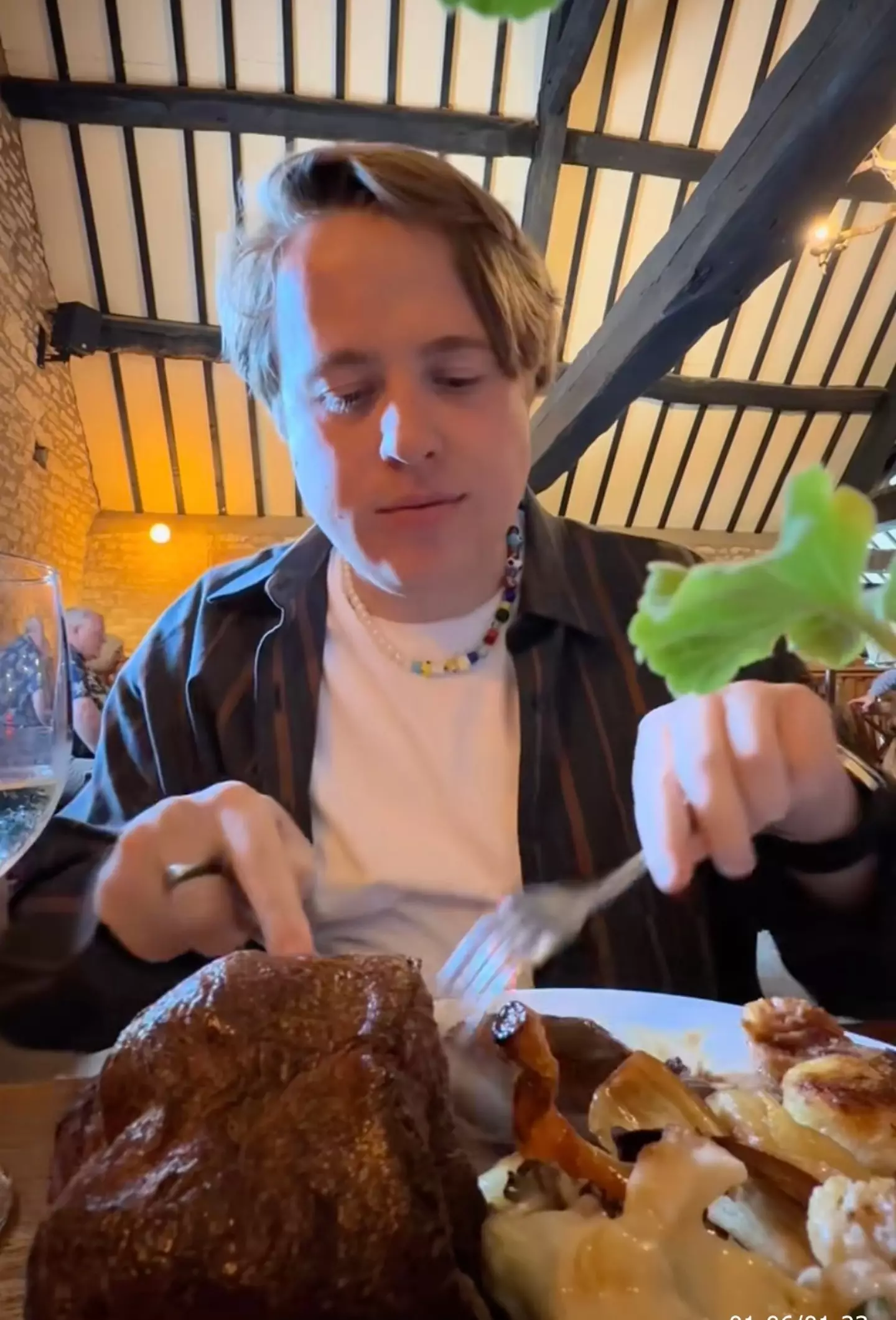 Henry Southan's review of his roast dinner at Clarkson's pub left social media users divided (TikTok/@henrysouthan)