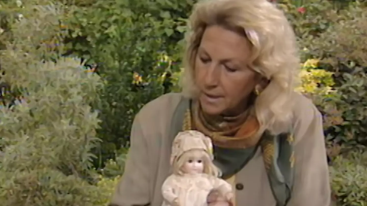 Antiques Roadshow guest shocked at massive valuation of ‘creepy’ French doll found in the bin