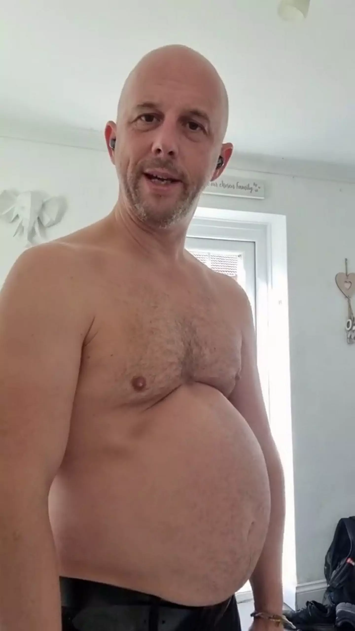 Simon Henderson has the incredible ability to pose with shredded abs one minute and a huge belly in the next.