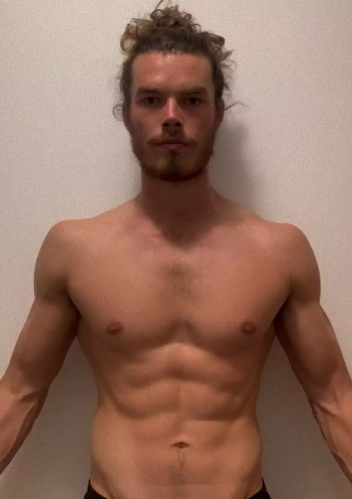 The actor lost 26kg from this point (Instagram/@samcorlett)