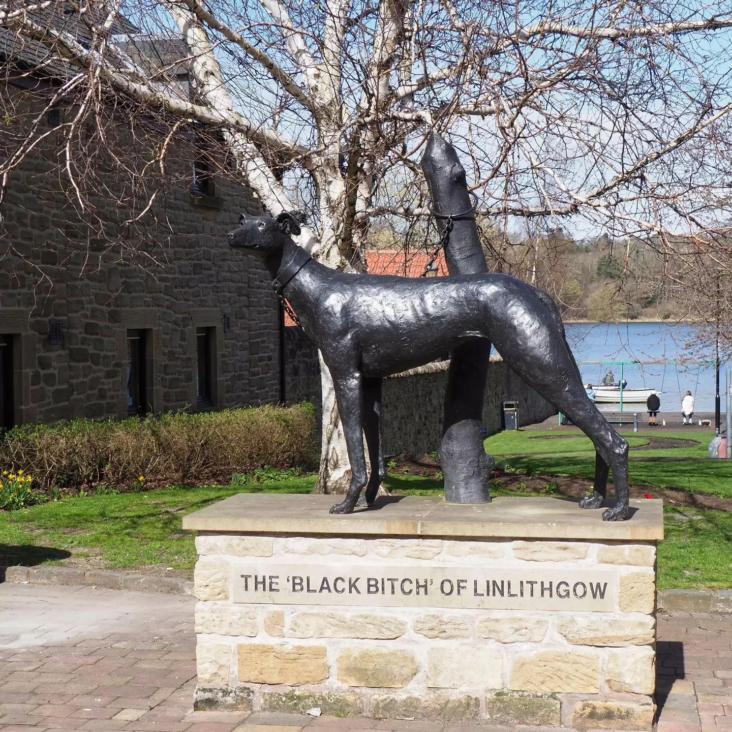 There's even a statue in Linlithgow to honour the history of the pub's name.