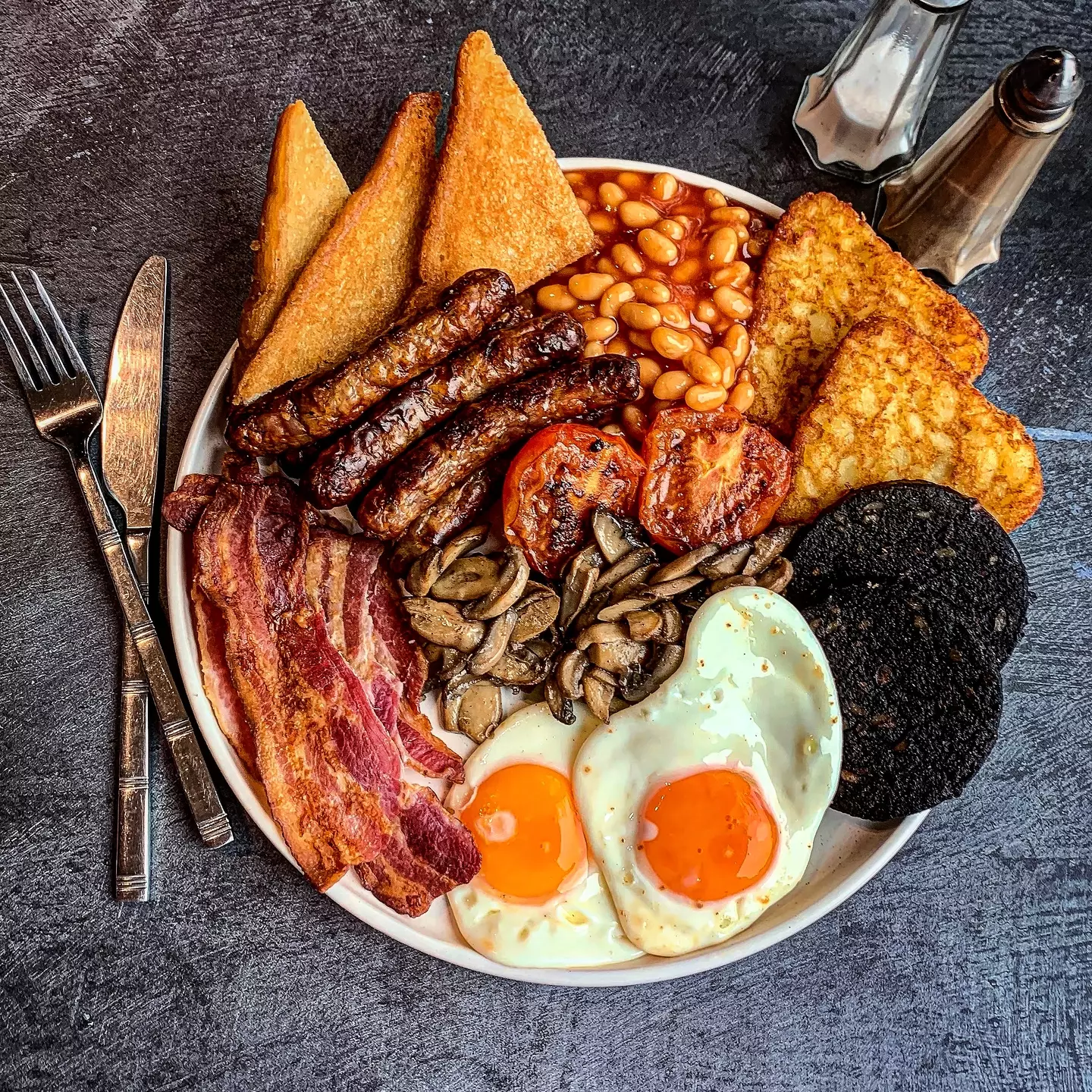 A nutrition expert has warned us of the one item you should avoid when eating a full English breakfast. (Getty Stock Images)