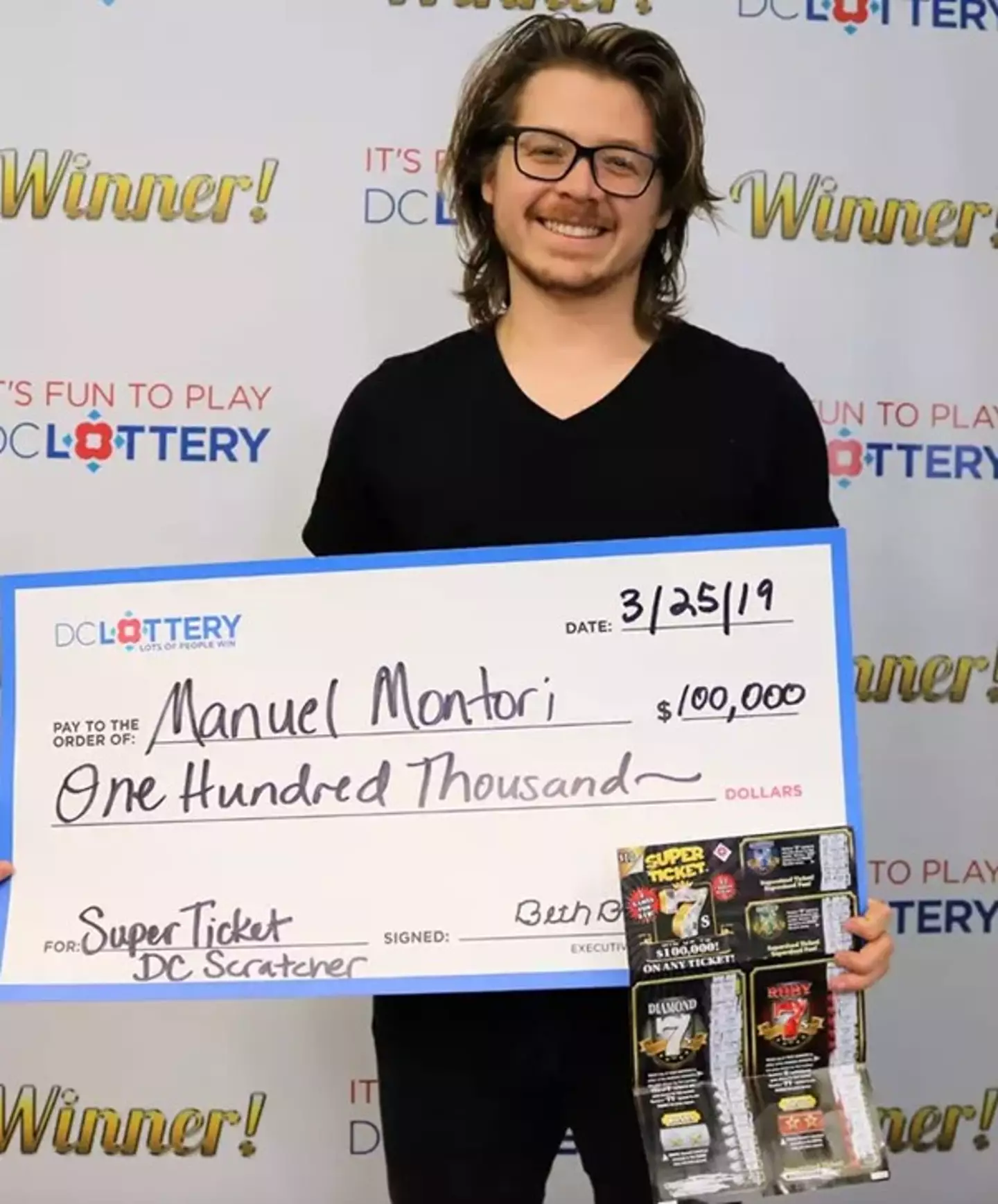 Manuel Montori with his $100,000 winnings. Photo