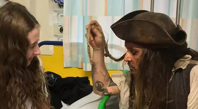 Johnny Depp Dressed As Captain Jack And Made Kids’ Christmas
