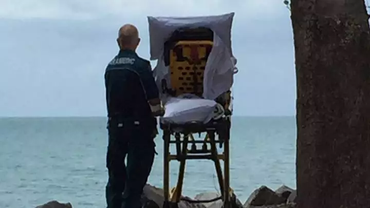 Aussie Paramedics Take Terminally Ill Patient To The Beach To Fulfill Her Dying Wish