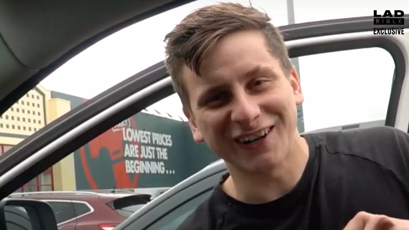 Man Is On A Mission To Visit Every Bunnings Sausage Sizzle In Australia