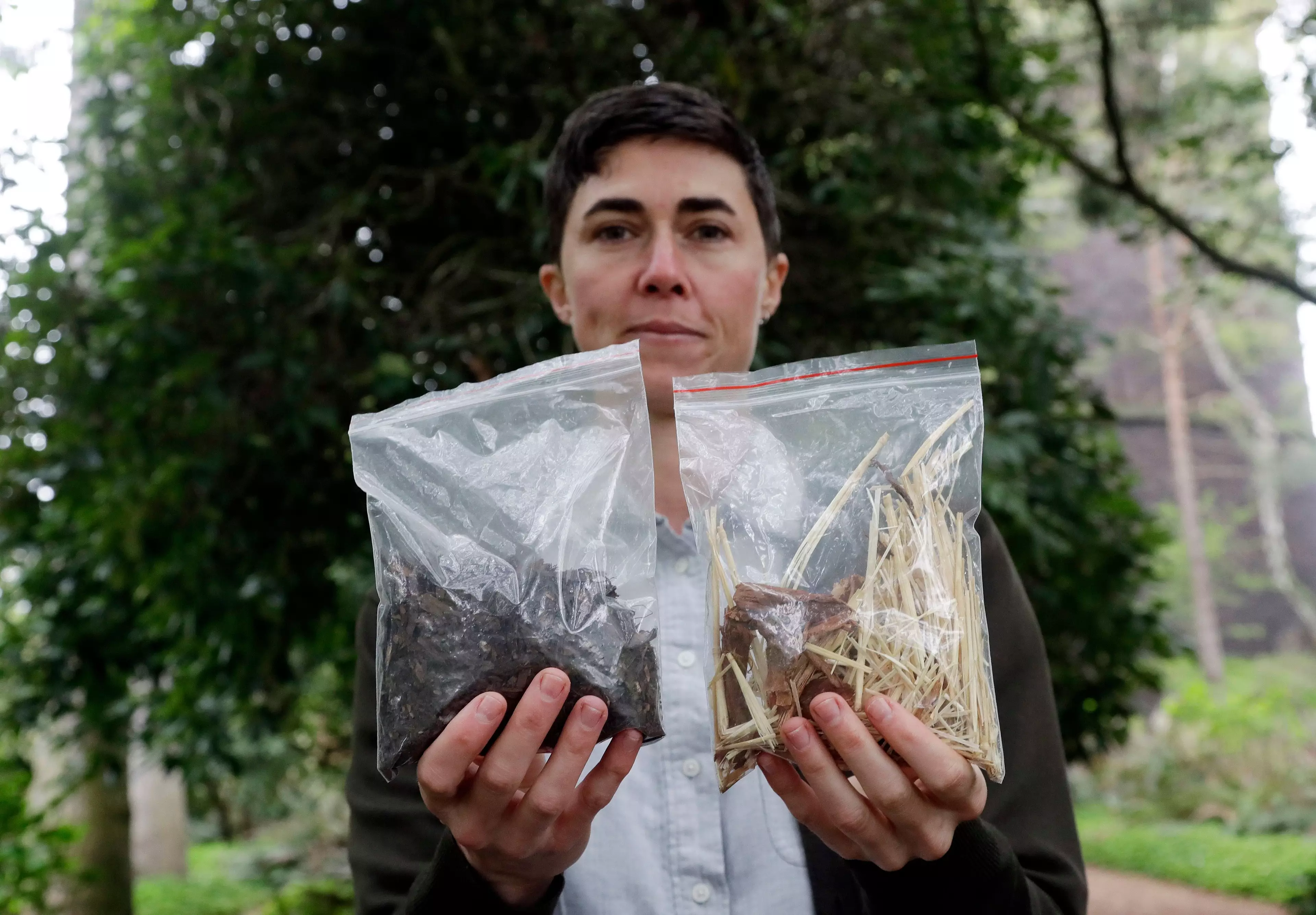 Katrina Spade, founder of Recompose. In her right hand she holds compost material from the decomposition of a cow; in her left, wood chips, alfalfa and straw used in the process.