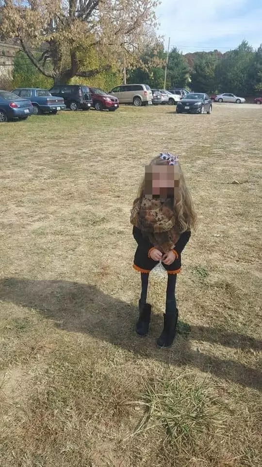 The picture of the little girl has left people baffled.