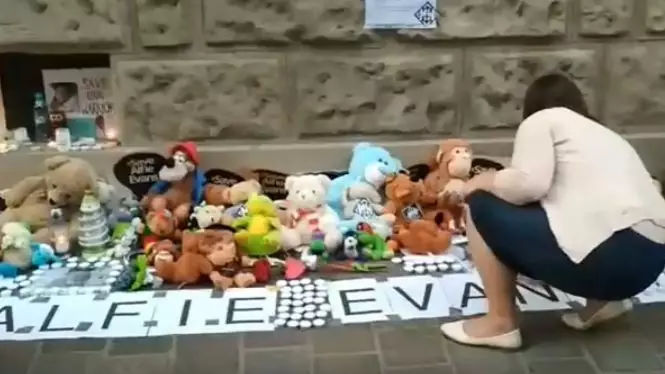 Crowds Gather Around Alfie Evans Vigil In Poland As Toddler's Battle Gains International Support