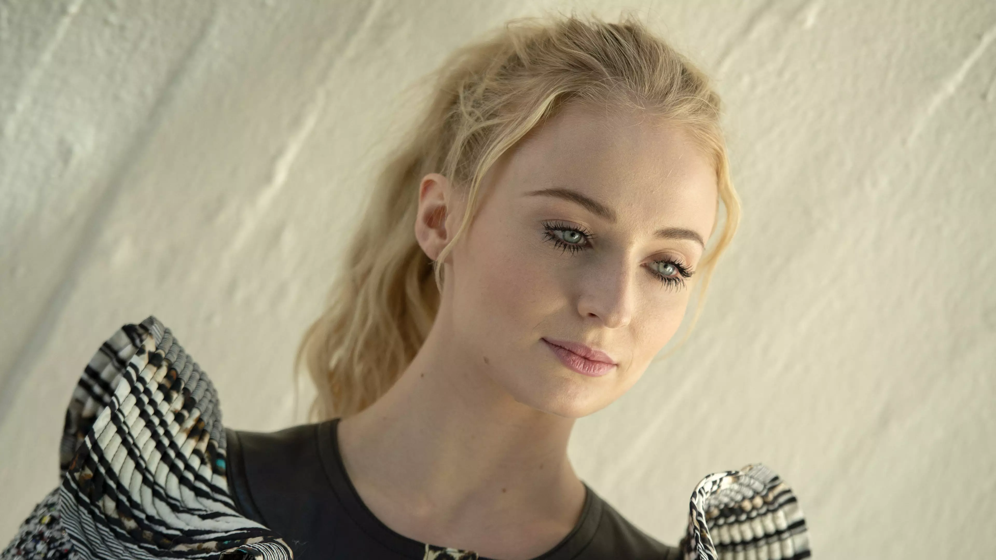 Sophie Turner Blames Emilia Clarke For Coffee Cup Blunder On Game Of Thrones