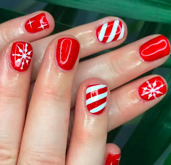 These glittery festive nails demonstrate some real talent (