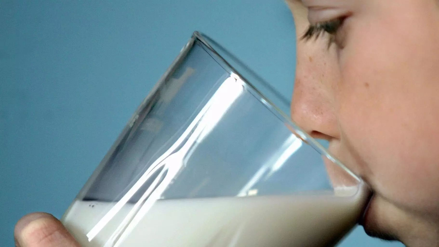 Struggling Aussie Dairy Farmers Want Schools To Reintroduce Free Milk For Students