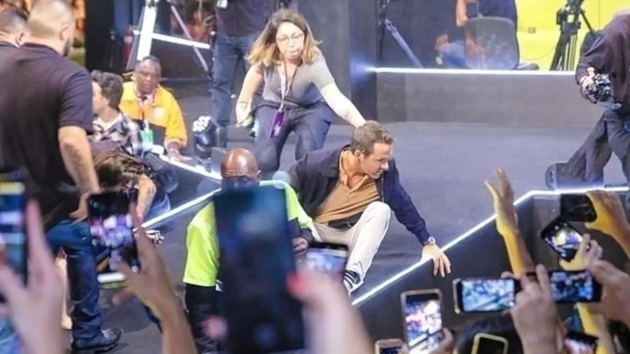 Ryan Reynolds Showed His Superhero Reflexes After Stage Barrier Collapses