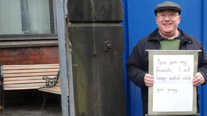 Christian Man Makes Gesture Of Solidarity Following New Zealand Terror Attack 