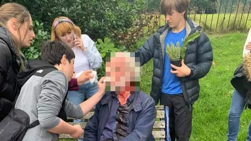 Teenagers Help Bleeding Elderly Man After He Is Attacked In Park
