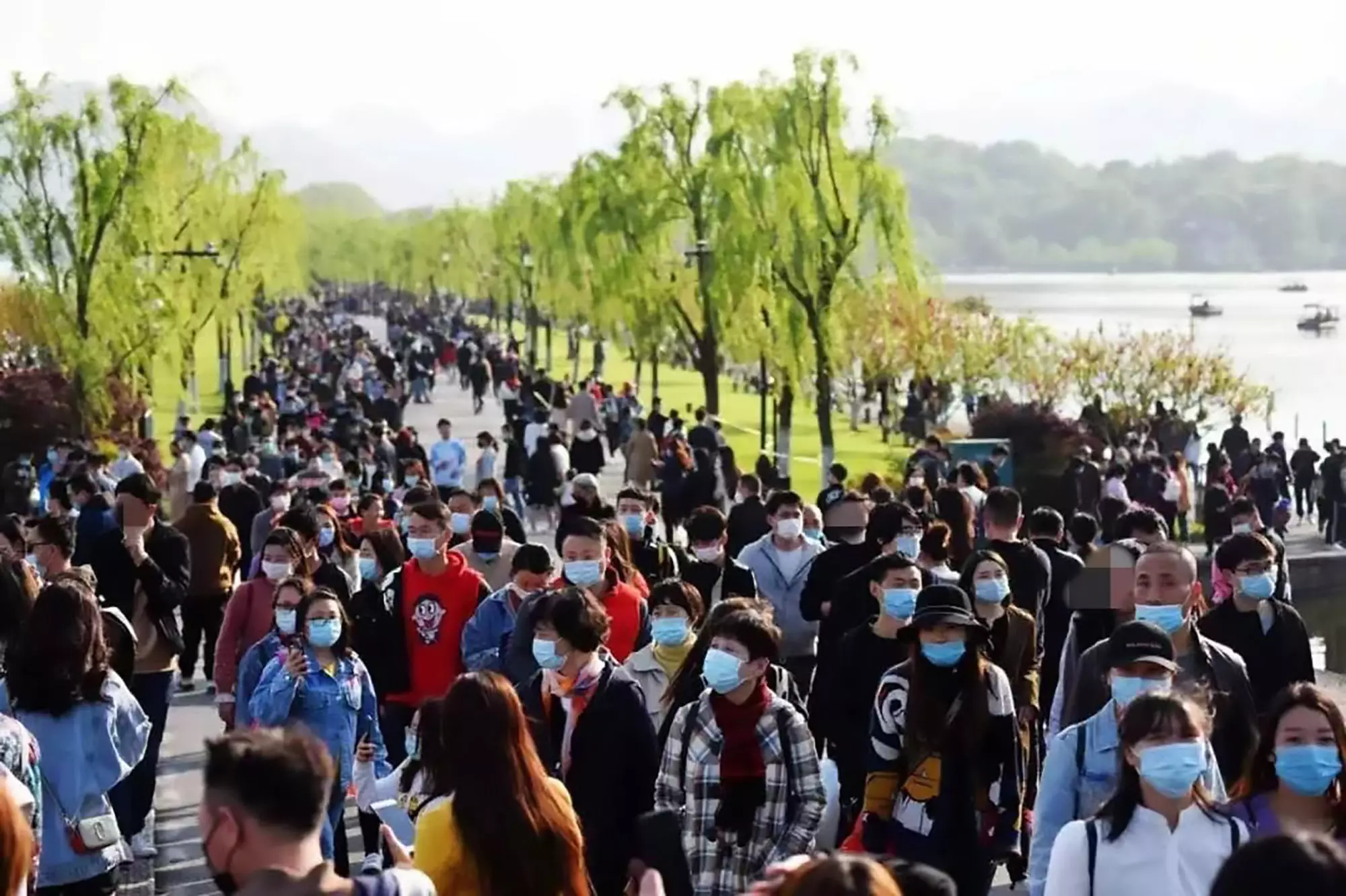 More than 60,000 tourists visited West Lake on Sunday (5 April).