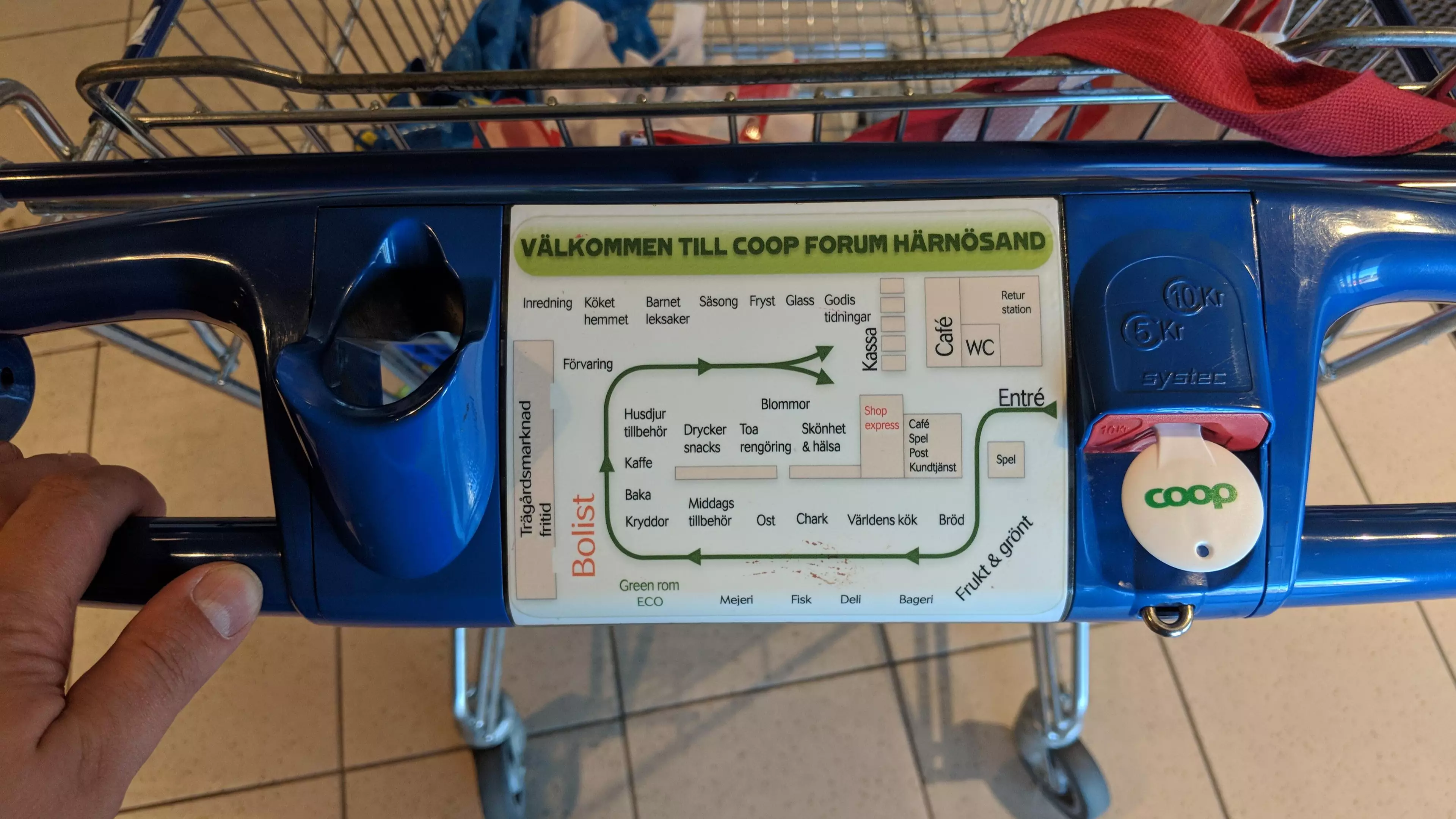 Supermarkets In Sweden Have Maps On Their Trolleys