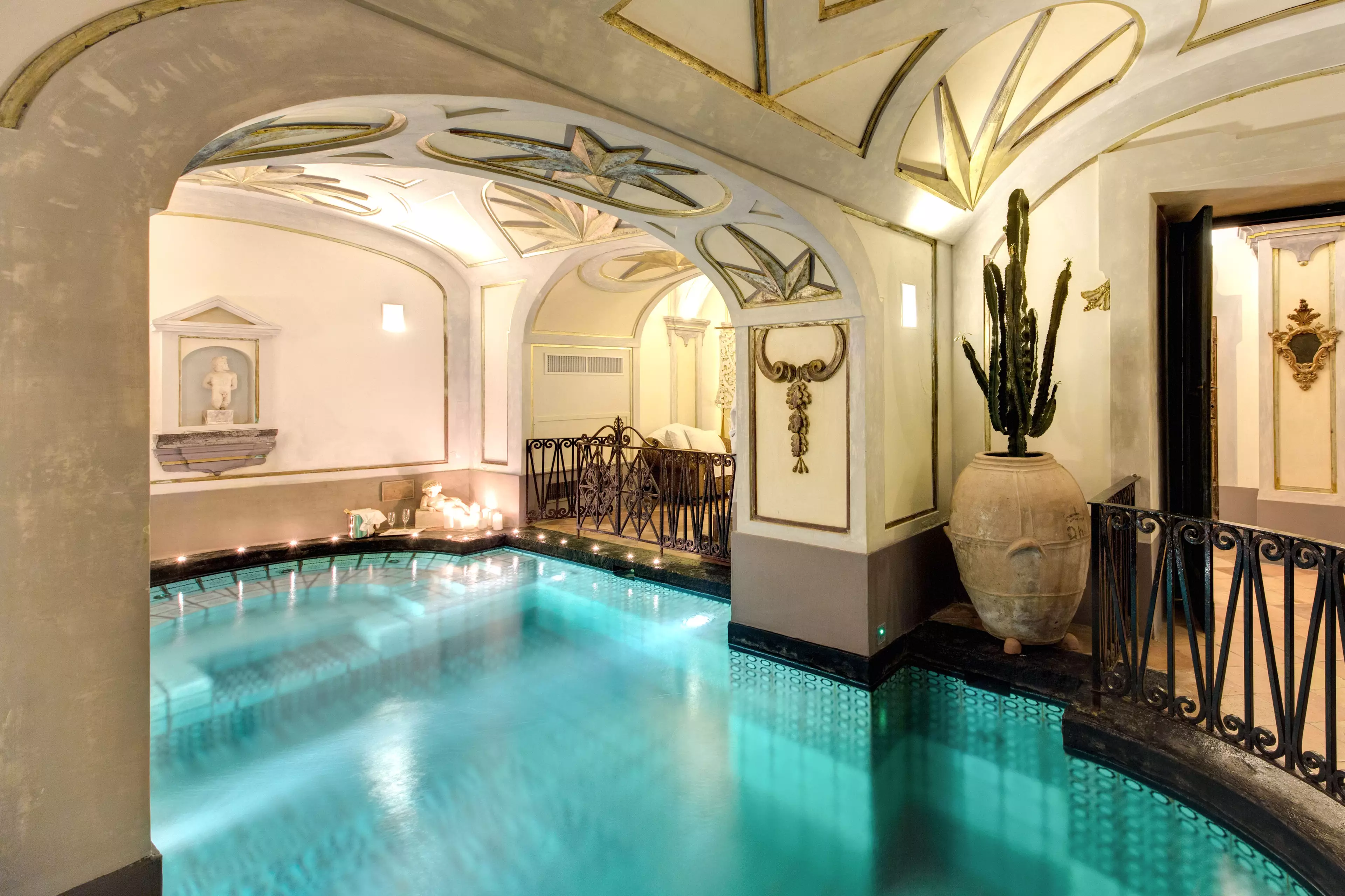 It comes complete with indoor pool, plus indoor and outdoor jacuzzis (