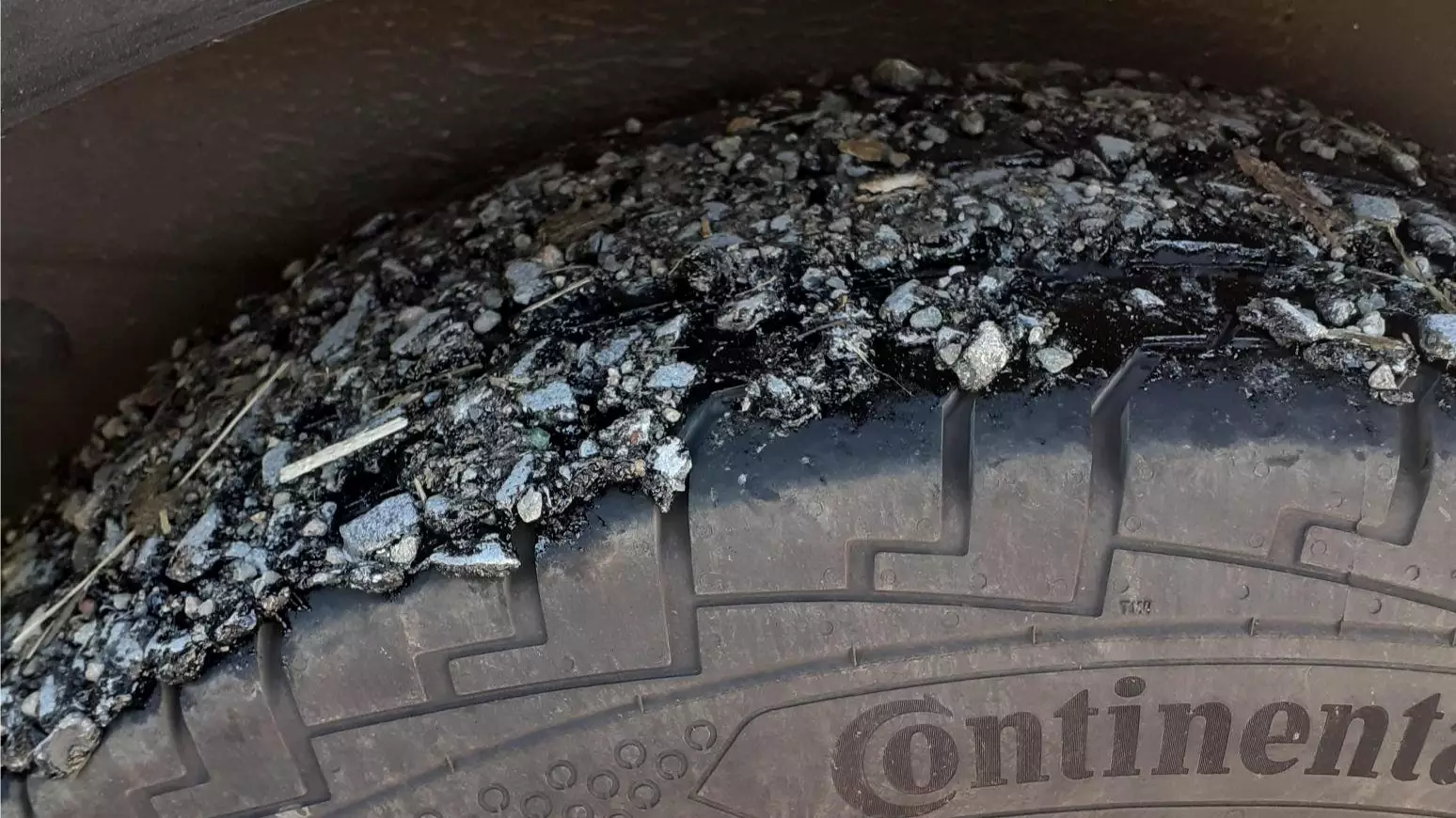 UK Heatwave Melts Road Leaving Woman's Tyres Completely Covered In Tarmac