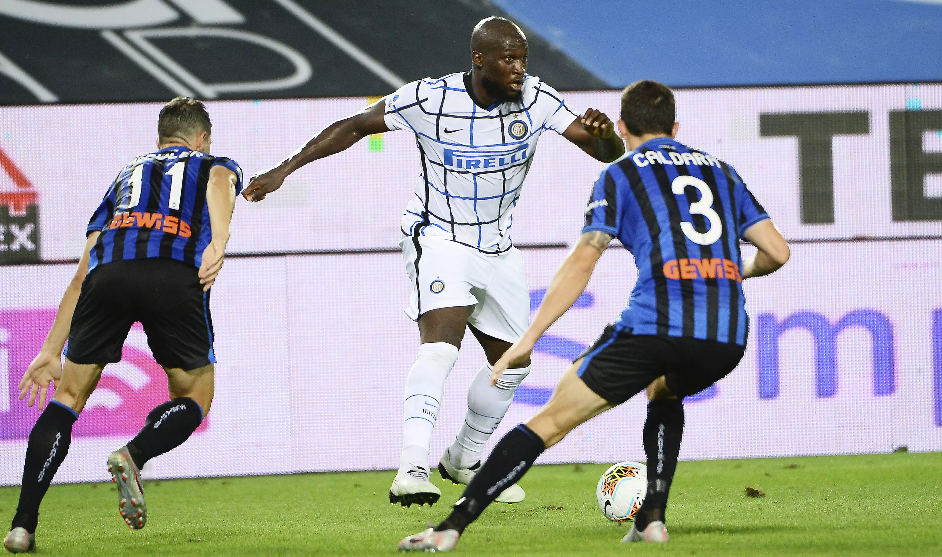 Romelu Lukaku controls the ball against Atalanta. (Image