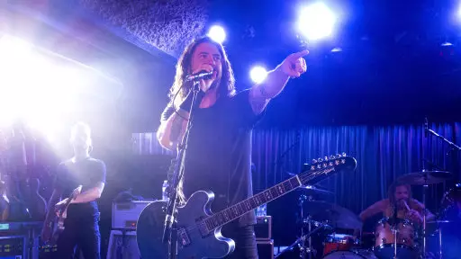 ​Dave Grohl Brings Daughter On Stage To Play Drums At Gig