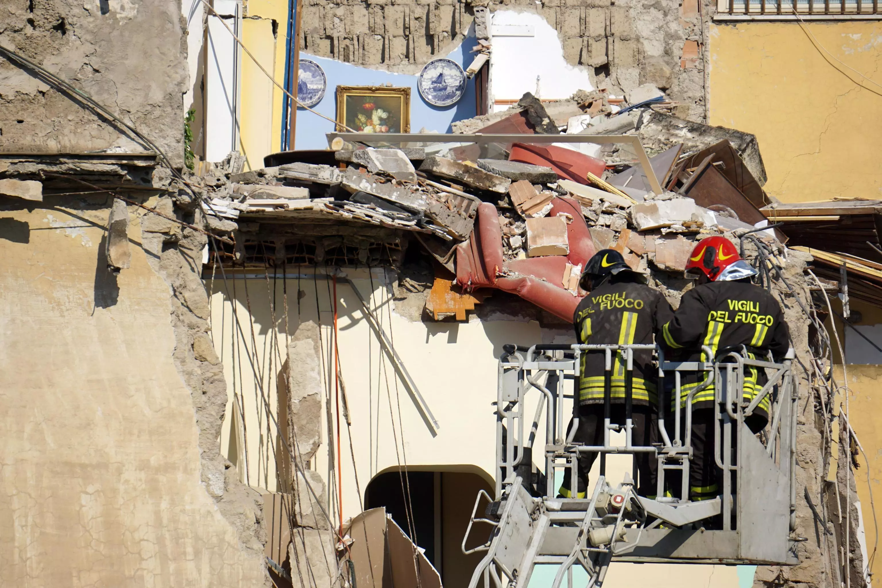 Building collapses near Naples