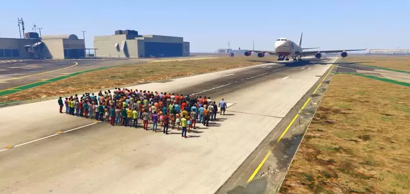 Can 100+ People Stop A Moving Plane On GTA 5? Possibly