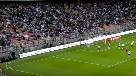 Real Madrid's Toni Kroos Scores Directly From A Corner Against Valencia 