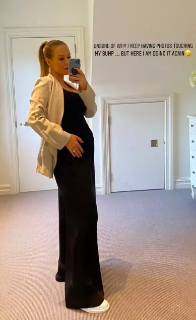 Kate posted a cute bump snap (